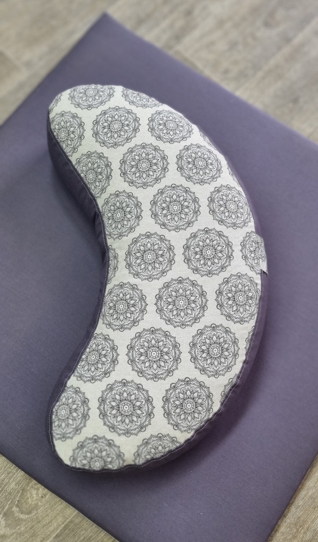 MANDALA Halbmondkissen