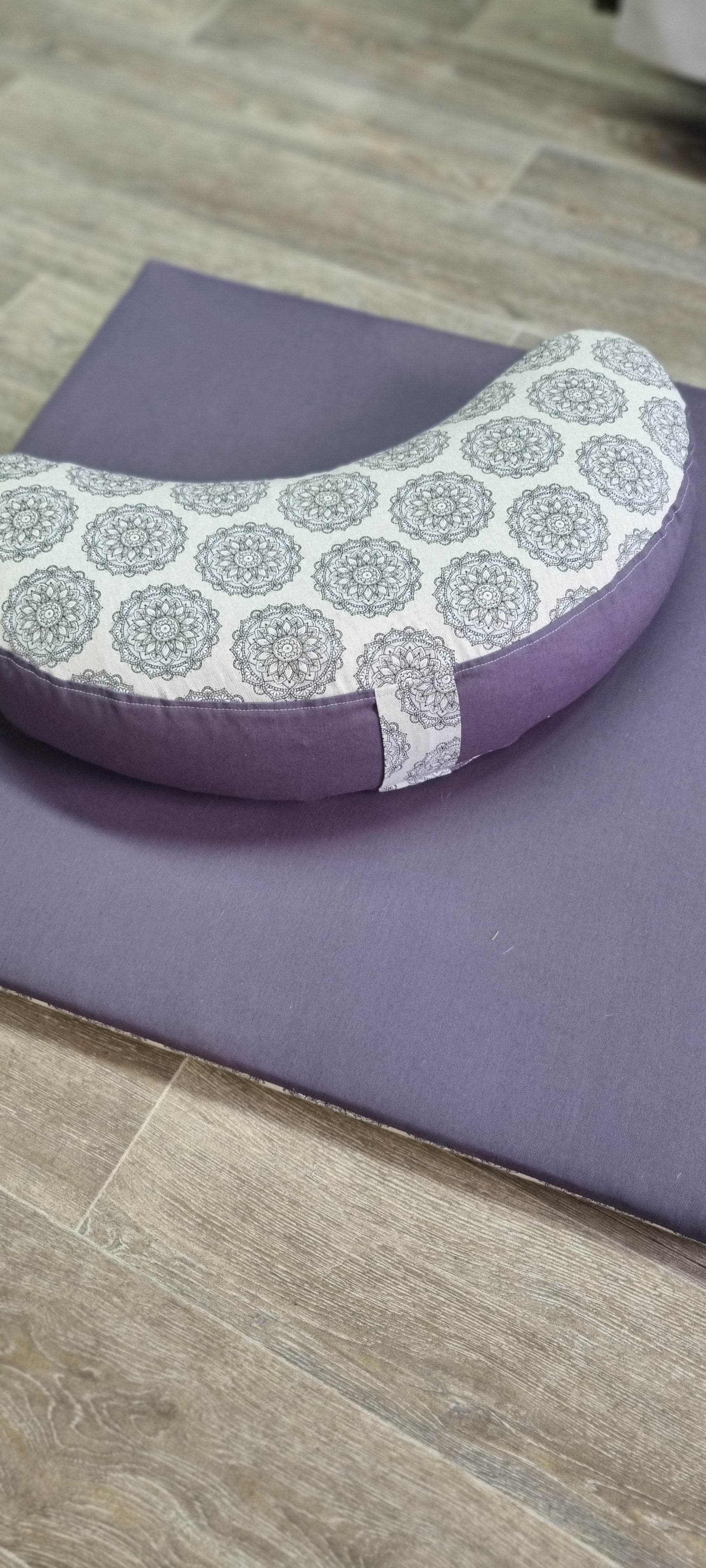 MANDALA Halbmondkissen